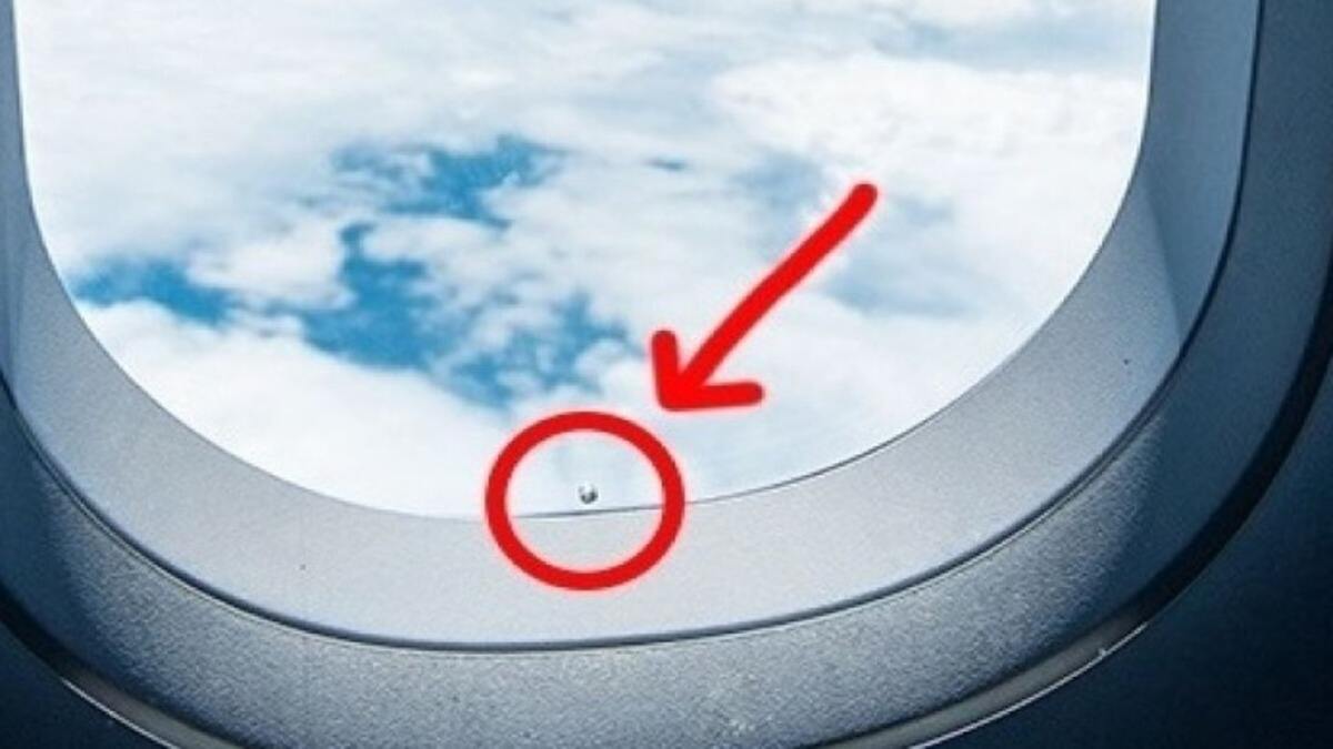 Uçak pencerelerindeki küçük delik